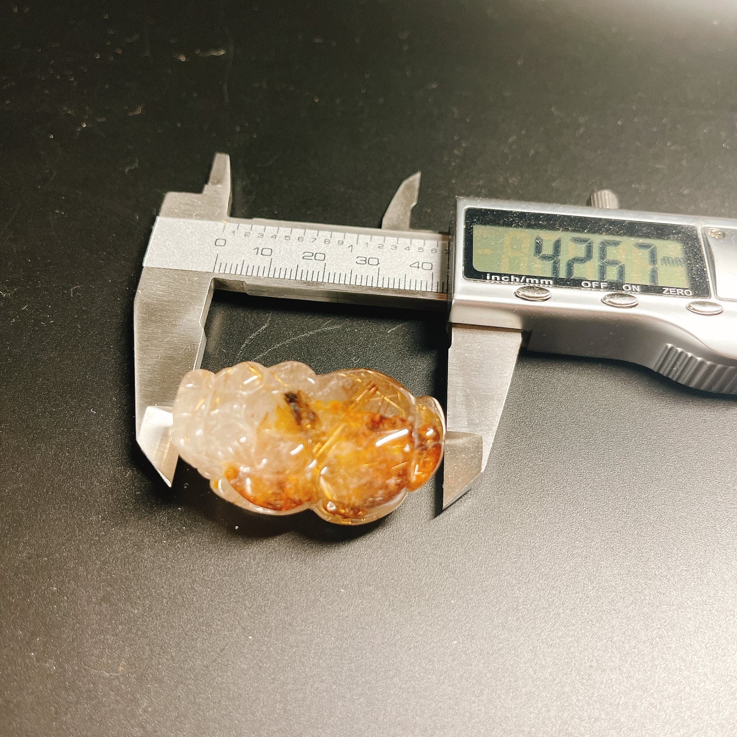 天然ルチルの貔貅(ひきゅう)彫刻